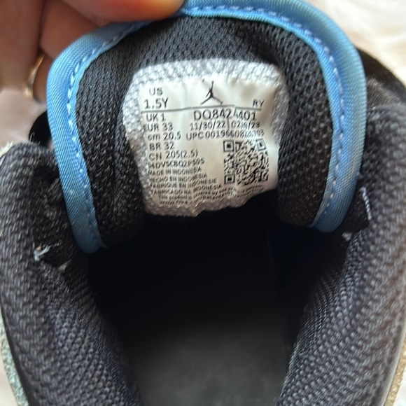 Air Jordan blue and black sneakers for kids, size 1.5Y - Picture 3 of 4